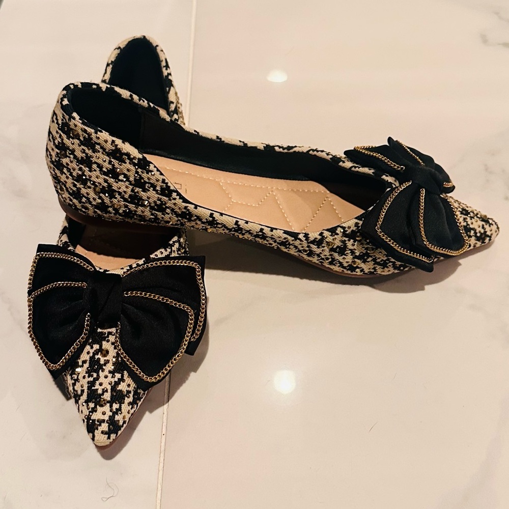 Elegant Black and Cream Bow Flats